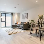 Stylish 2 Bed 2 Bath Apt In Bmh City Centre