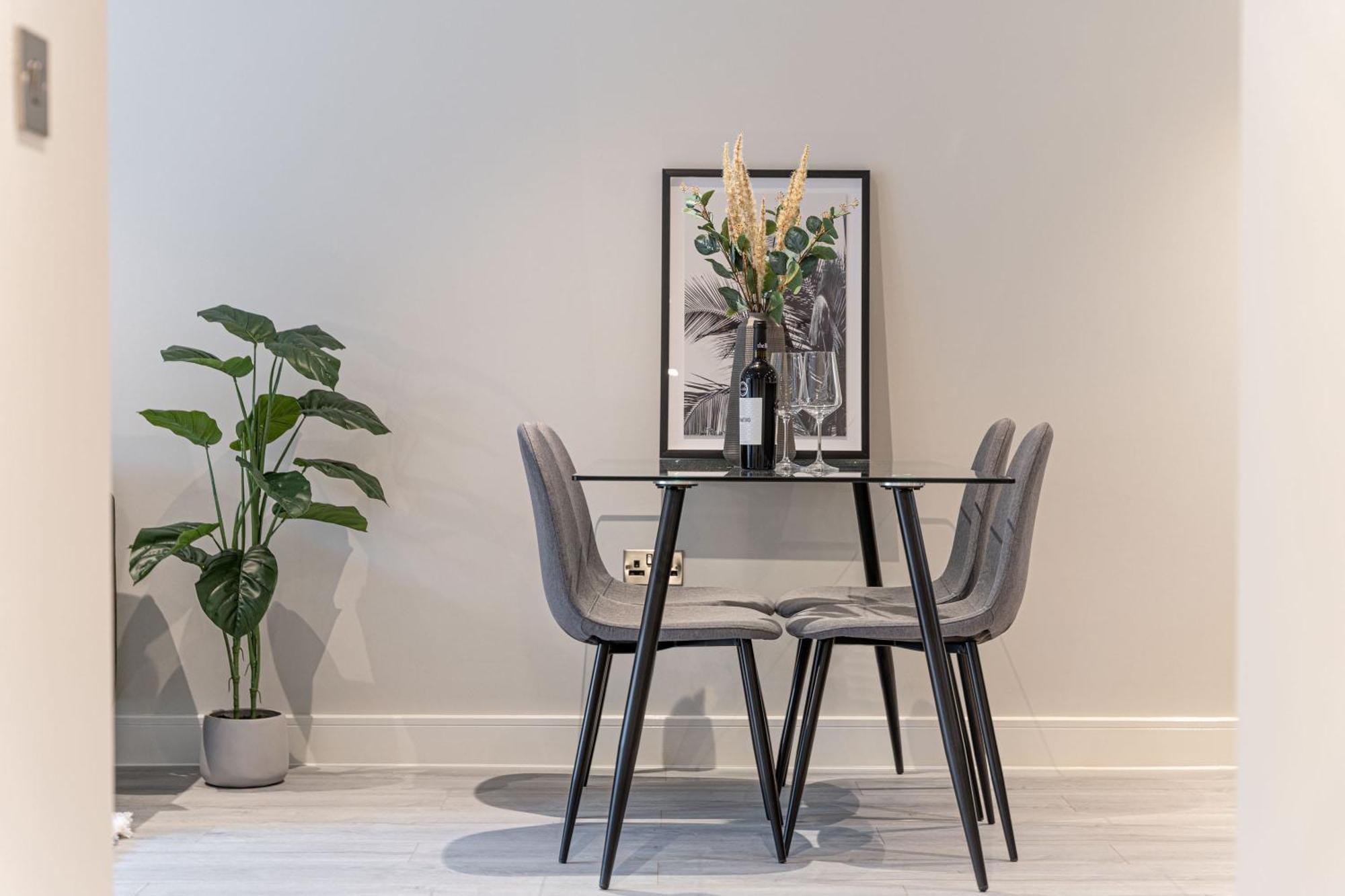 Stylish 2 Bed 2 Bath In Bmh Centre Apartment *