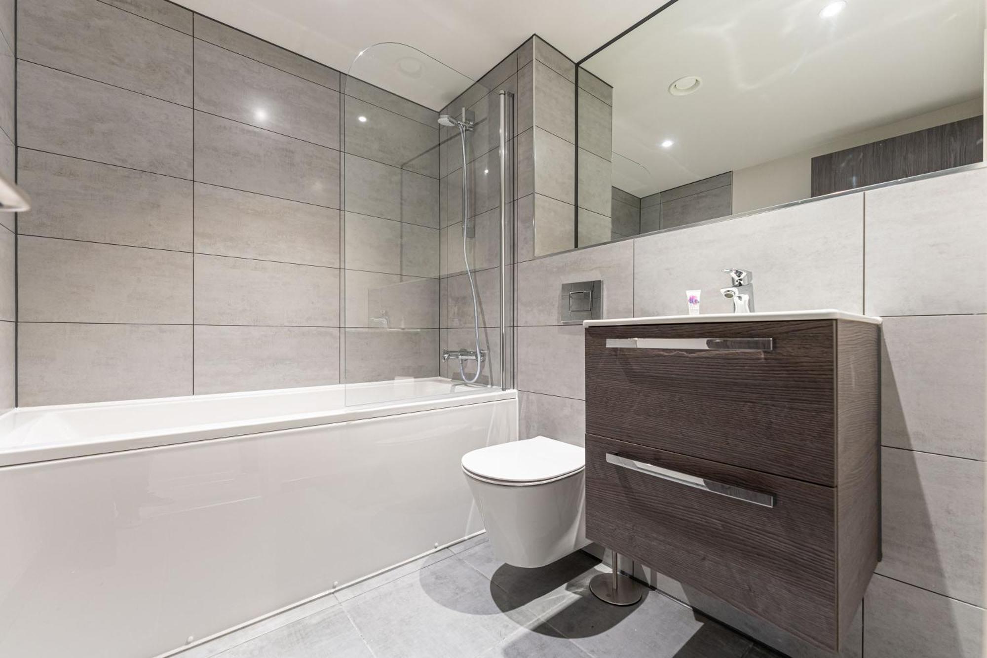 Stylish 2 Bed 2 Bath In Bmh Centre Apartment