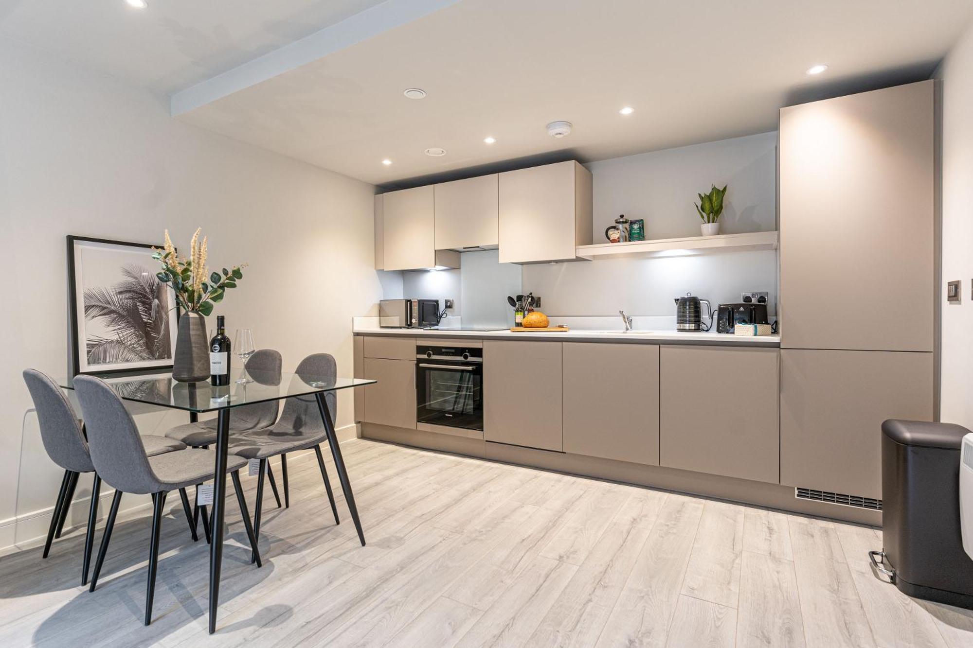 Stylish 2 Bed 2 Bath In Bmh Centre