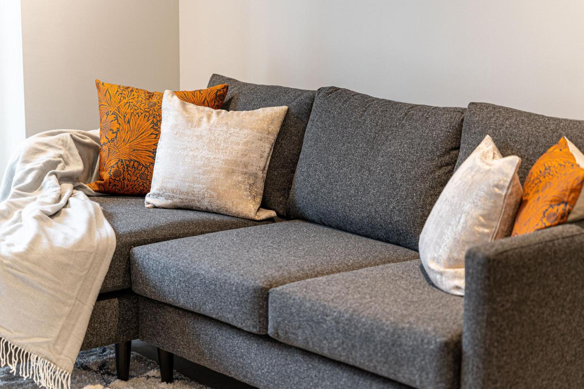 Stylish 2 Bed 2 Bath In Bmh Centre Apartment