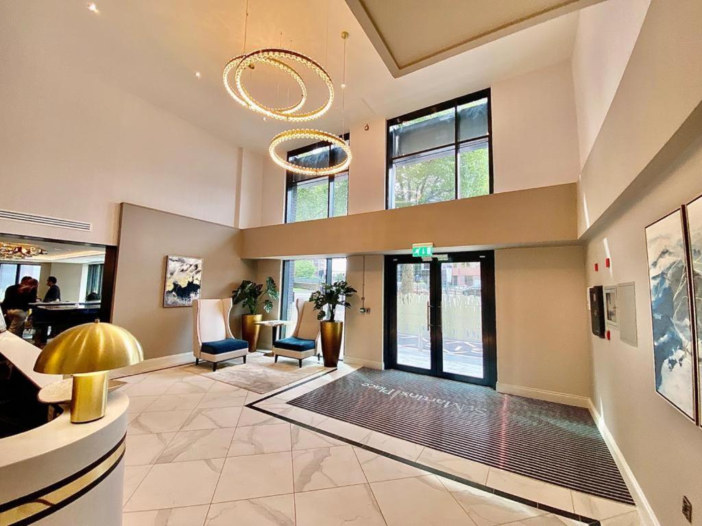 Stylish 2 Bed 2 Bath In Bmh Centre Apartment *